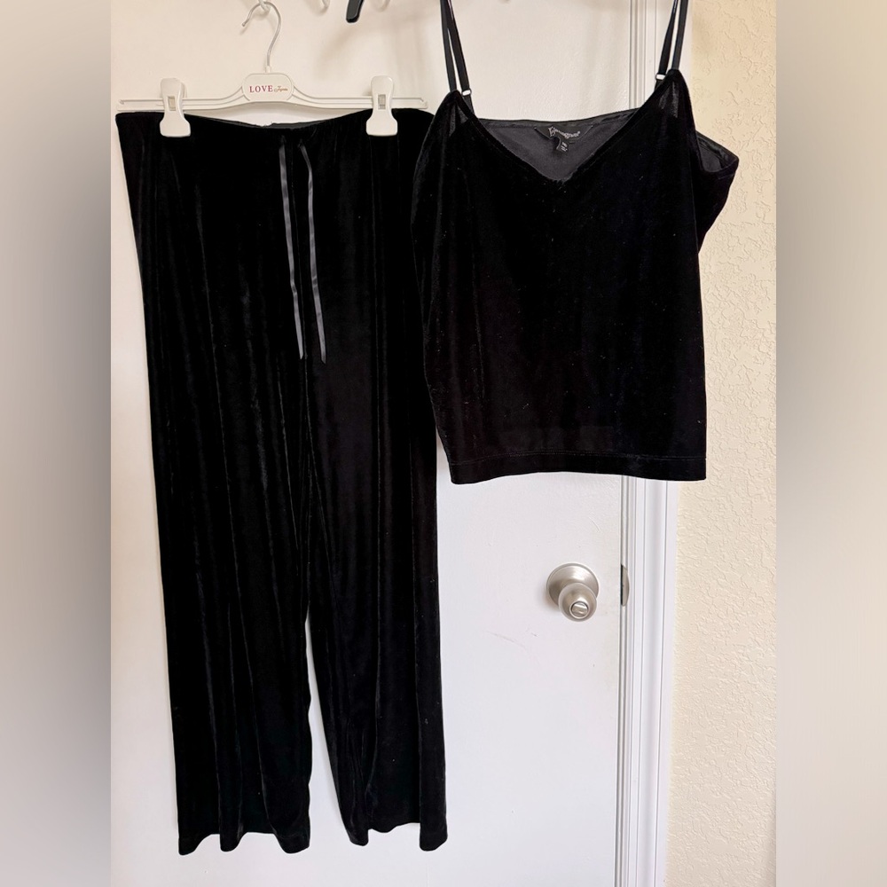 NWOT Pajamagram Women’s Black Velvet Pajamas, M🦋